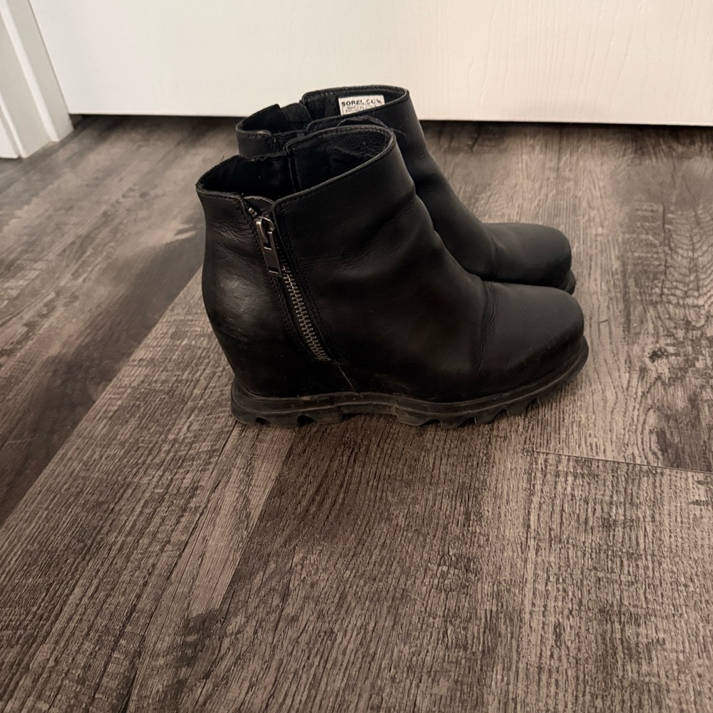 Sorel Black Leather Ankle Boots with Side Zip